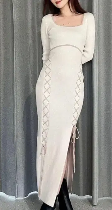 RESEXXY 레이스업 타이트 니트 원피스 아이보리