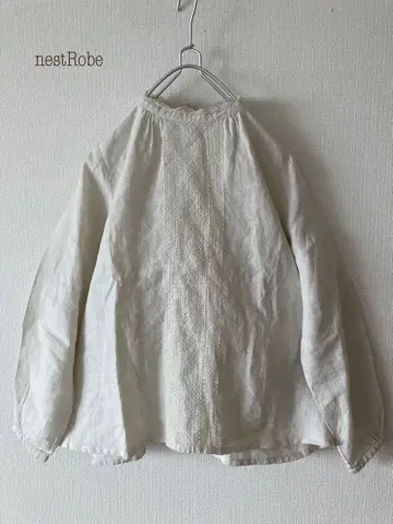 nestRobe 린넨 레이스부착 스탠드 카라 블라우스