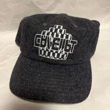 CAVEMPT 다크 그레이 캡 C.E
