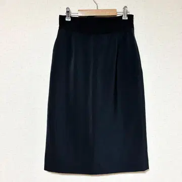 로페피크닉 타이트 스커트 뒷면 레이스업 광택감 미디 기장 페미닌