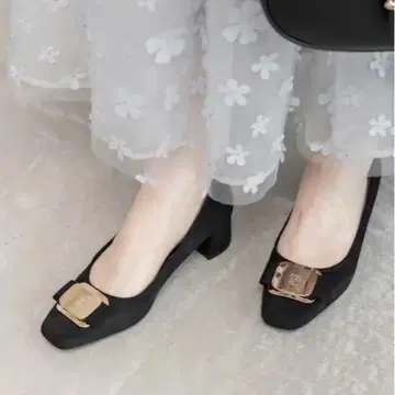 RANDA 모노그램 리본 클래시컬 펌프스