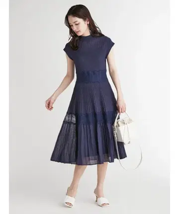 셀포드 네이비 반팔 무릎 기장 원피스