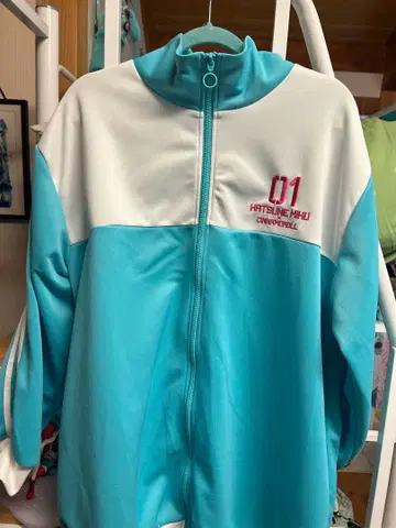 하츠네 미쿠 x 시나모롤 트랙 자켓 M 사이즈