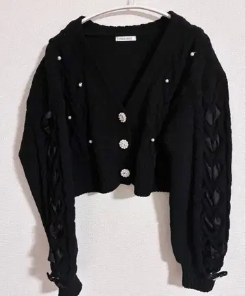 NOEMIE 노에미 아가씨 소매 스핀들 마쉬멜로우 케이블 가디건 블랙