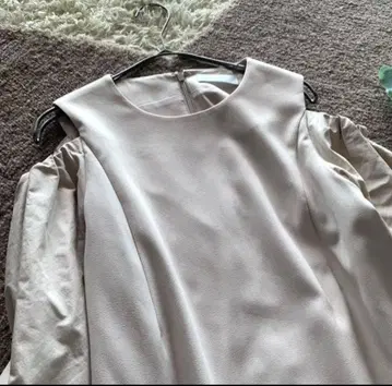 셀포드 무릎 기장 원피스 볼륨 슬리브 어깨 트임 아이보리 38