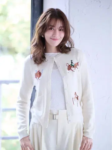 미사용 새상품 체스티 호스 가디건 흰색 화이트