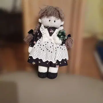 레이스 달린 드레스의 뜨개 인형