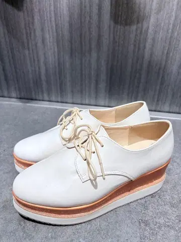 화이트 레이스업 통굽 로퍼 M 사이즈
