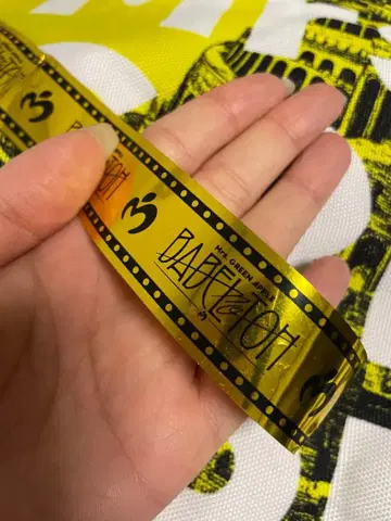 mrs green apple 은색 테이프