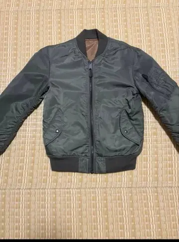 새상품급 AVIREX MA-1 카키 짧은 기장