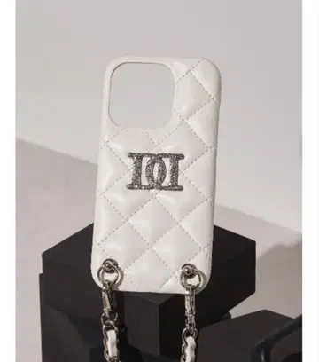 스톤 로고 퀼팅 iPhone15 프로 케이스