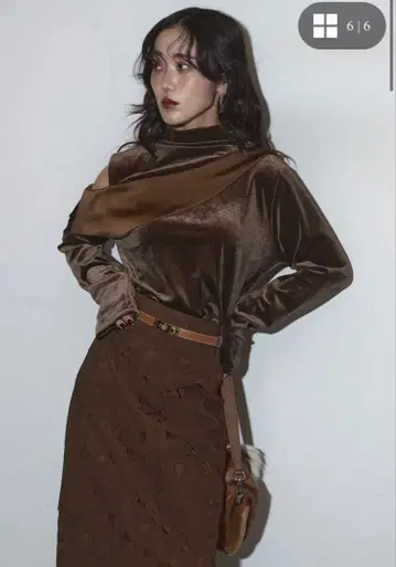 완판 미사용 택 포함 비대칭 새틴 프릴 벨로아 상의 브라운