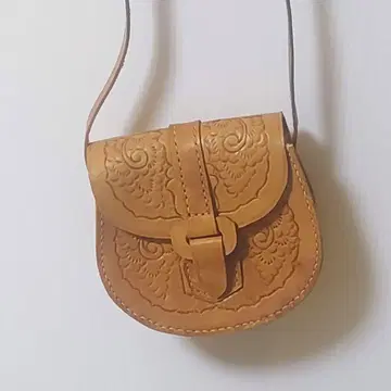 카빙 가죽 숄더백 꽃무늬1