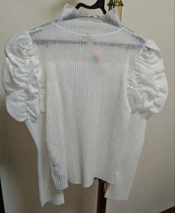 셀퍼드 총 스팽글 화이트 니트 프릴 퍼프 슬리브