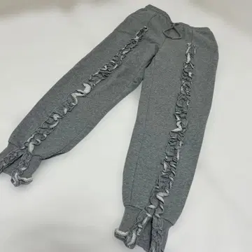 Bibby 프릴 장식 그레이 조거 팬츠