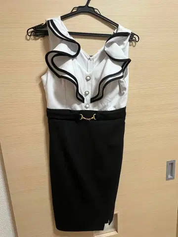 인기 상품 [ JEWELS ] 프릴 타이트 드레스 화이트 블랙