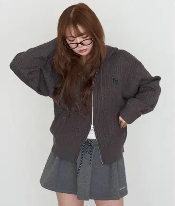 레이 캐신 케이블 가슴 자수 후드티 다크 그레이