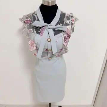 데이지 스토어 플라워 자수 타이틀 드레스