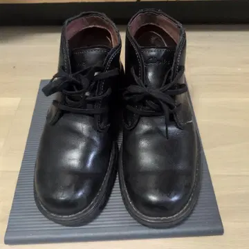 Clarks 블랙 가죽 처카 부츠