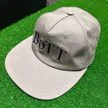 BoTT x DIVINITIES 스냅백 캡 올리브