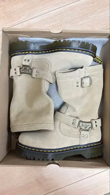 닥터마틴 베이지 바이커 부츠