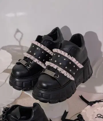 pium 프릴 벨트 볼륨 스니커즈