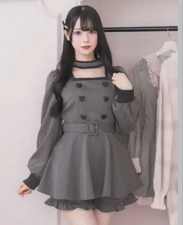 pium 초커 프릴 하트 버튼 긴팔 셋업 차콜