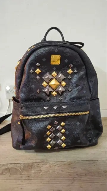 MCM 스터드 장식 블랙 백팩