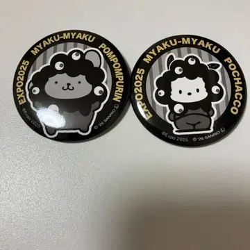 산리오 미야쿠미야쿠 캔 배지 폼폼푸딩 포차코 흑백