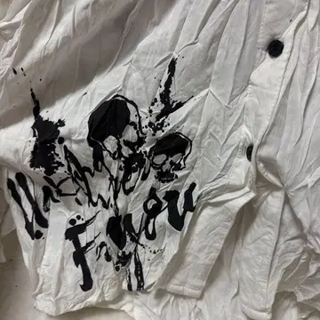 스컬 주름 가공 화이트 긴팔 셔츠