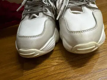 EMPORIO ARMANI 화이트 스니커즈 중고