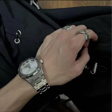 노 로고 쿼츠 실버 워치 손목시계