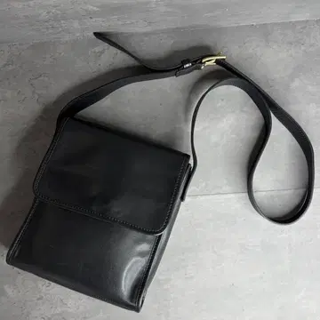 [ 새상품급 ] 소메스 안장 천연 가죽 플랩 숄더백 메신저 백 블랙