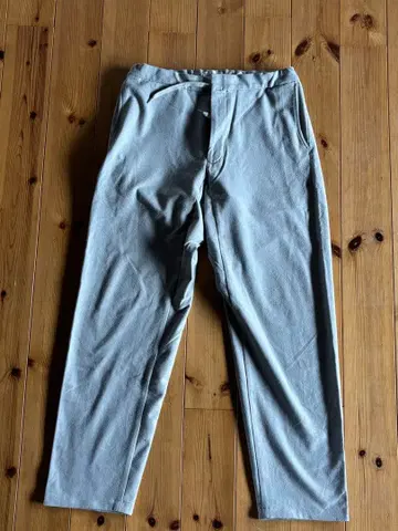 야에카의 네이비 템포, 그레이 팬츠입니다