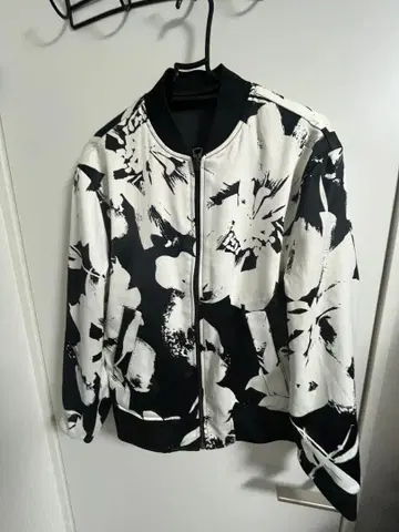 H&M 리버서블 화이트 블랙 플라워 무늬 봄버 자켓