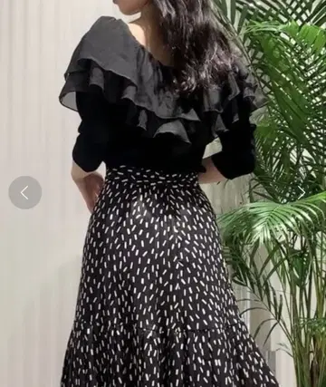 SNIDEL 프릴 도킹 니트 풀오버 오프숄더 긴팔 니트