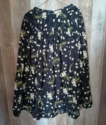 핑크하우스 블랙 플라워 무늬 롱 스커트 뒷면 버튼 포함