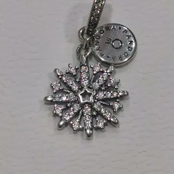 Pandora 실버 925제 눈꽃송이 참 큐빅 지르코니아 장식 포함