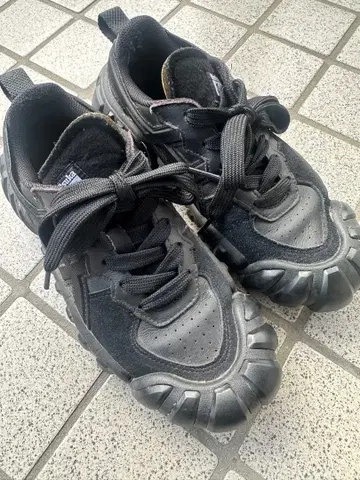 주말 한정 가격 블랙 가죽 스니커즈 25.0cm 오니츠카타이거