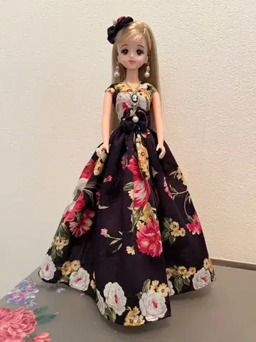 제니 드레스. 블랙의 화원.