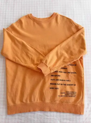 오렌지 프린트 맨투맨