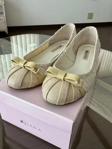 Diana 리본 포함 베이지 플랫슈즈