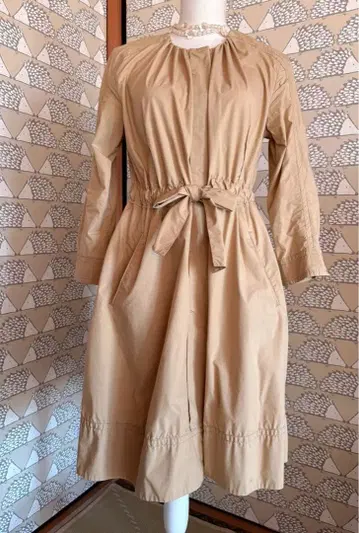 베이지 허리 리본 포함 코트