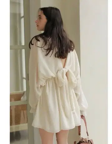 백리본 화이트 드레스