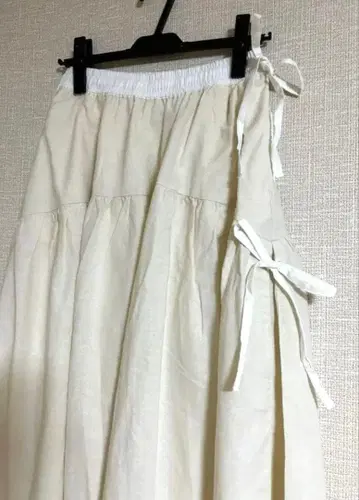 새상품 사만사 모스모스 배색 왼쪽 옆 리본 스커트 아이보리 안감 부착