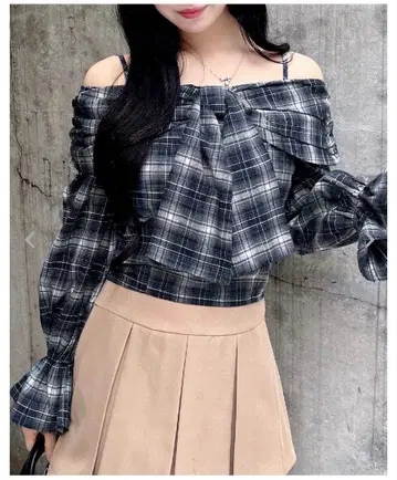리본 오프숄더 체크 무늬 블라우스 M 사이즈