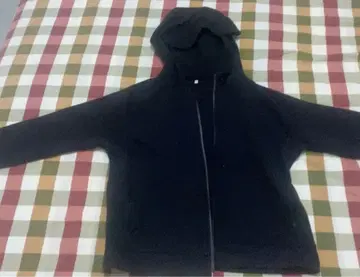 블랙 후드 부착 집업 후드티