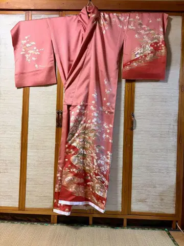 호몬기 빨간색 바탕에 수실 비단 어소차(궁궐 수레)와 꽃 순수 실크 가봉