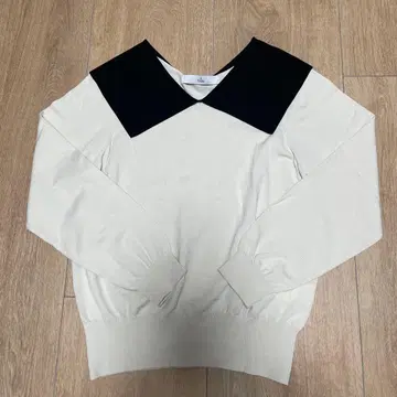 티아라 빅 칼라 상의