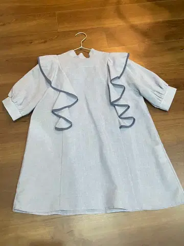 프릴 리본 포함 반팔 블라우스 (라이트 블루)